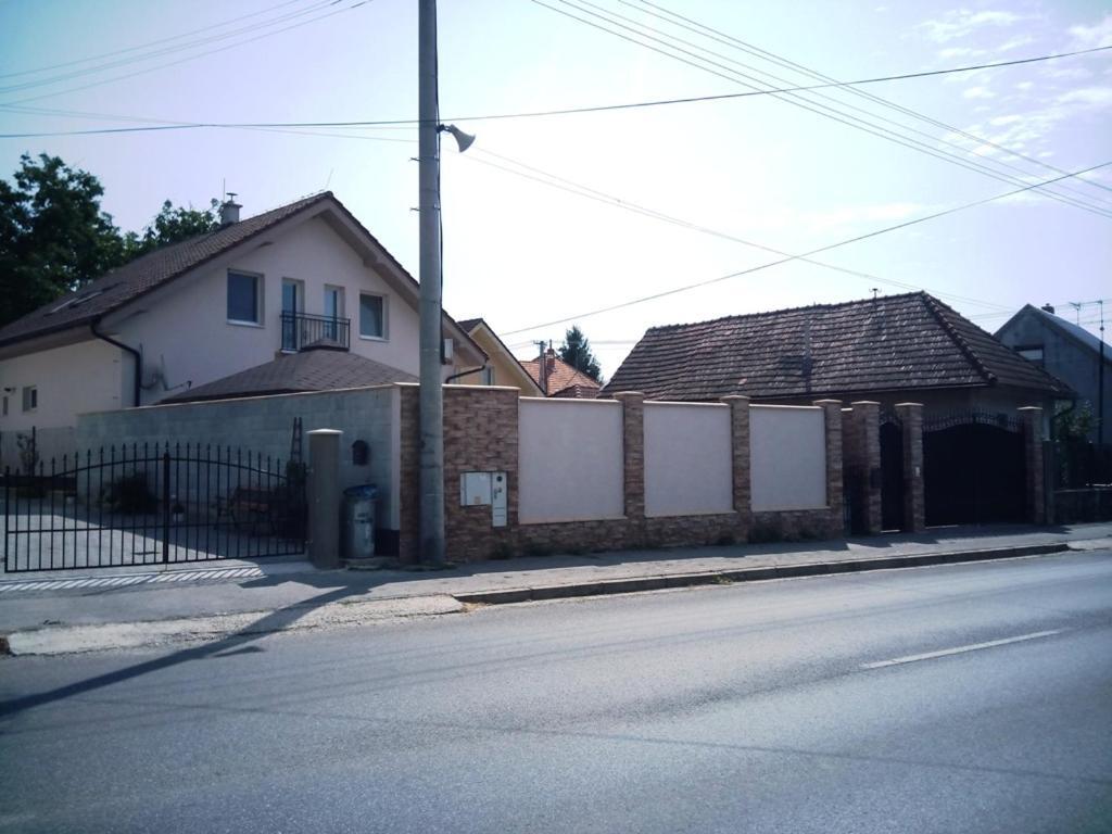 Walnut Apartment With Sauna And Pond Topoľčany Eksteriør bilde
